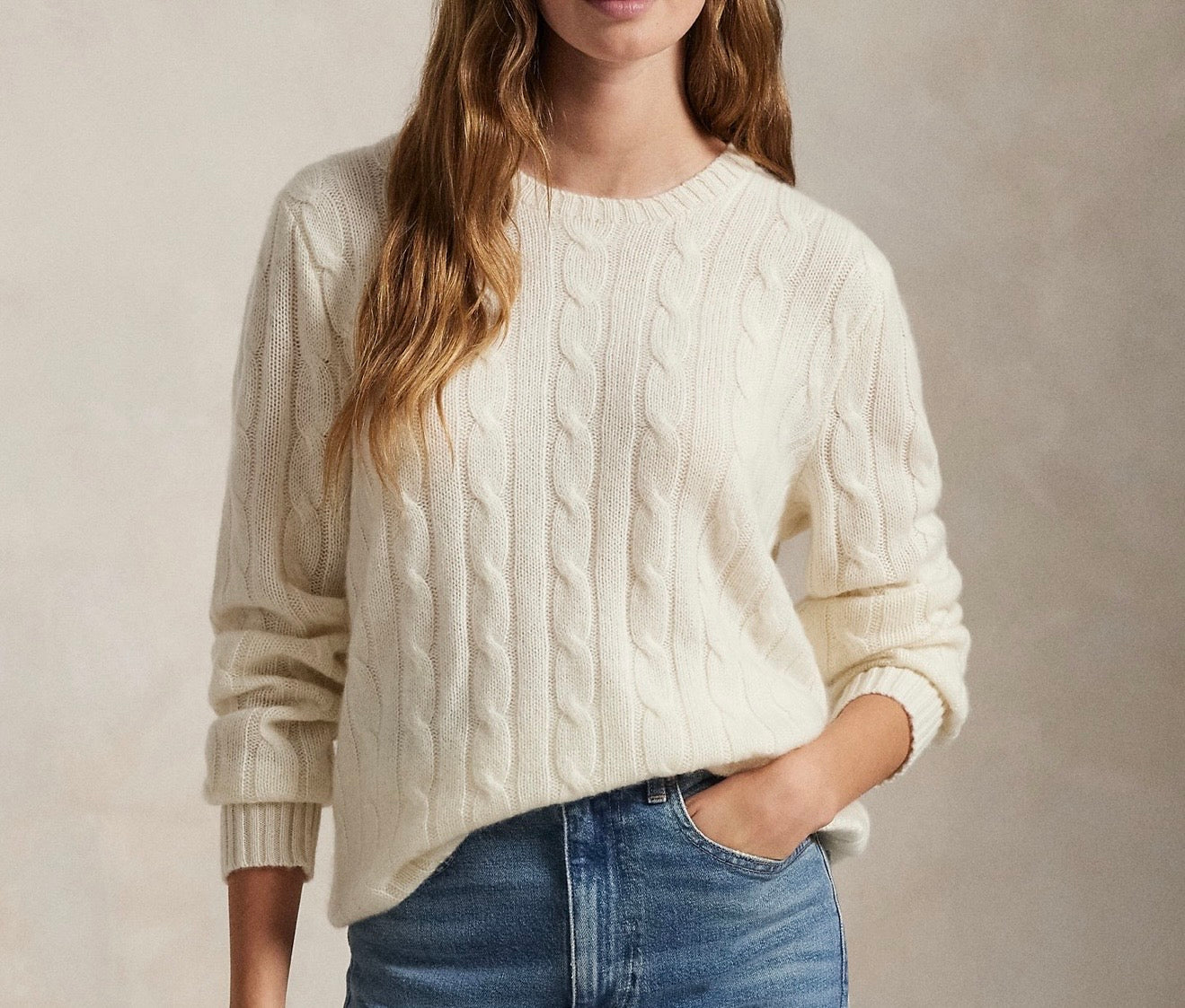 CABLE KNITTED ROUND (CREAMY)